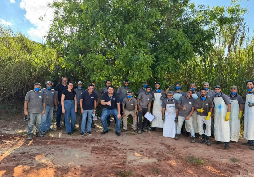 Equipe O.B.F. reunida após treinamento na fábrica