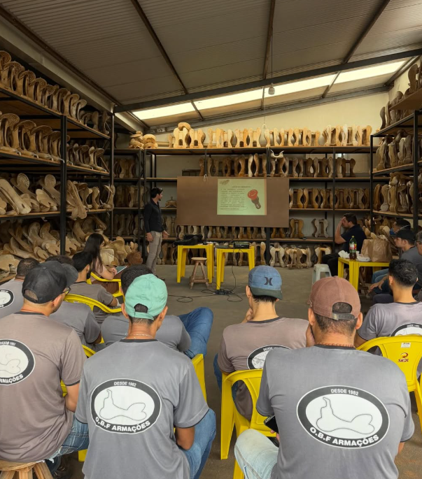 Equipe O.B.F. em capacitação, entre armações produzidas na fábrica